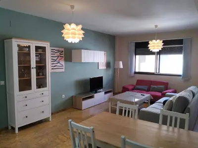 Una televisión o centro de entretenimiento en 601 Moderno y Amplio apartamento en Valdeolleros