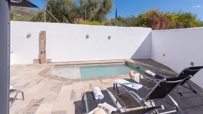 Piscina en o cerca de Villa La Fuente Periana by Ruralidays