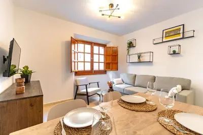 Una televisión o centro de entretenimiento en Charming 2 Bedroom Apartment at San Marcos Plaza by OCityzen