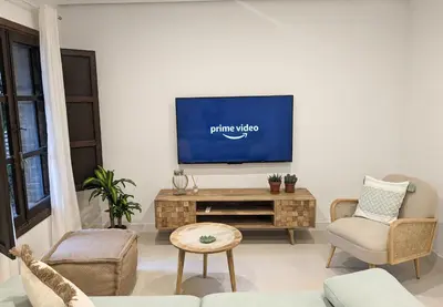 Una televisión o centro de entretenimiento en Patio's House