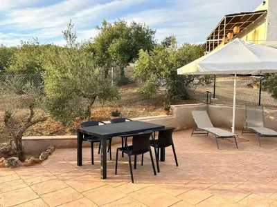 Jardín al aire libre en Casa Caraza. Un olivar con vistas al castillo de Juego de Tronos
