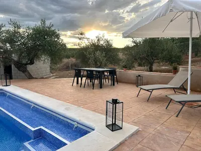 Piscina en o cerca de Casa Caraza. Un olivar con vistas al castillo de Juego de Tronos