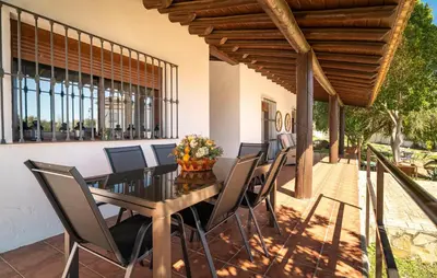 Un balcón o terraza de 4 Bedroom Stunning Home In Guillena