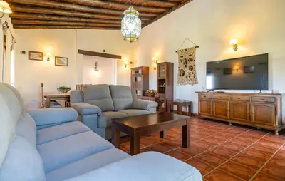 Una televisión o centro de entretenimiento en 4 Bedroom Stunning Home In Guillena