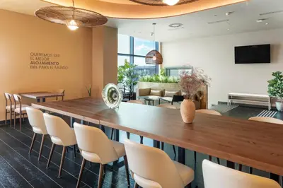 Una televisión o centro de entretenimiento en B&B HOTEL Écija