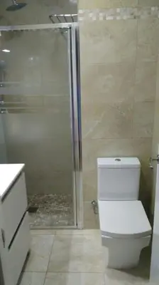 Un baño de piso reformado 3 habitaciones