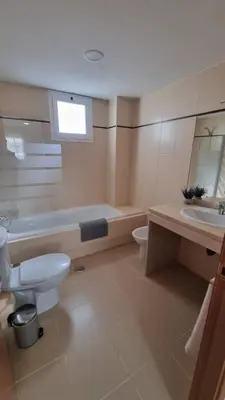 Un baño de Moderno Apartamento 3 dormitorios y piscina