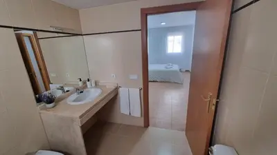 Un baño de Moderno Apartamento 3 dormitorios y piscina