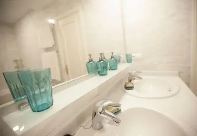 Un baño de Castellar, amplia terraza y ubicación ideal