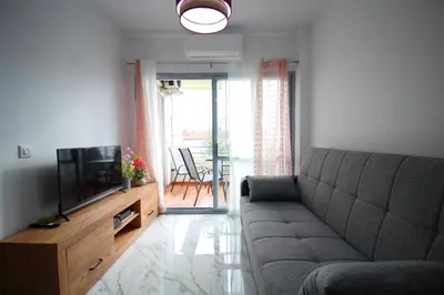 Una televisión o centro de entretenimiento en Luminoso estudio Gran Plaza