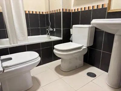 Un baño de Dúplex céntrico con terraza y parking gratuito