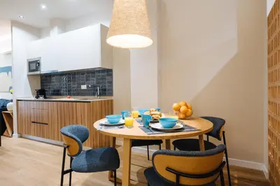 Una cocina o zona de cocina en New Hostly Alameda Apartments