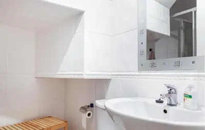Un baño de 2 Bedroom Beautiful Home In Carmona