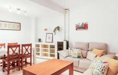 Zona de estar de 2 Bedroom Beautiful Home In Carmona