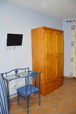 Una televisión o centro de entretenimiento en Hostal Restaurante El Parador