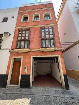 Fachada o entrada de Casa Sol. Casa con garaje.