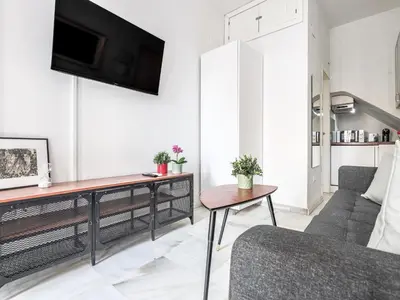 Una televisión o centro de entretenimiento en Bonito estudio en calle Fería