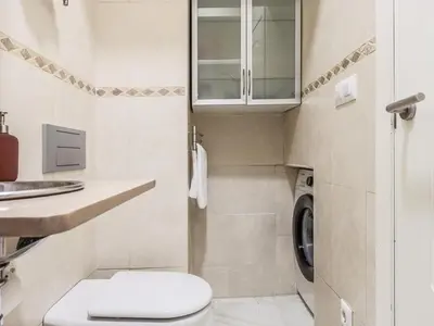 Un baño de Bonito estudio en calle Fería
