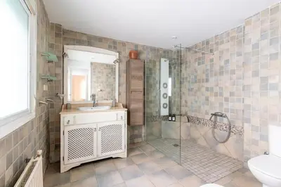 Un baño de Amplio piso de 80m2 en pleno centro