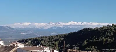 Vista general de una montaña o vista desde la habitación en casa particular