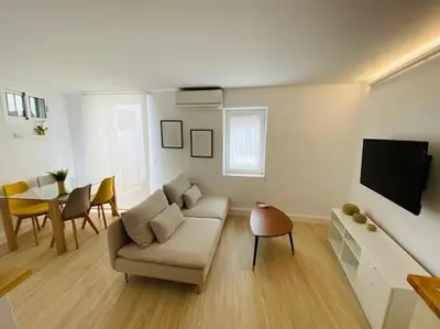 Una televisión o centro de entretenimiento en Mini loft con patio en la Alameda de Sevilla