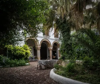 Jardín al aire libre en Palacio de los Angulo casa histórica en el centro de Córdoba