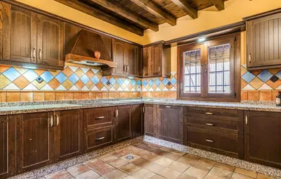 Una cocina o zona de cocina en Lovely Home In Salar With Kitchen