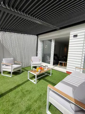 Zona de estar de Casa Mallen, con amplia terraza, en el barrio de Nervión