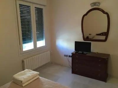Una televisión o centro de entretenimiento en Amplio Piso en Nervión, Excelente zona de la ciudad.