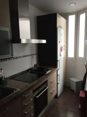 Una cocina o zona de cocina en Amplio Piso en Nervión, Excelente zona de la ciudad.