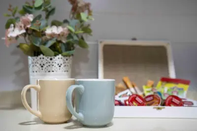 Utensilios para hacer té y café en Prada Suite Home