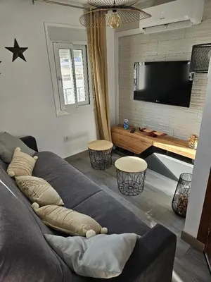 Una televisión o centro de entretenimiento en Piso Ana appartement Cosy et moderne, Climatisé été, hiver