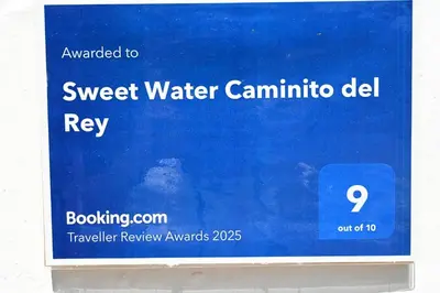 Certificado, premio, señal o documento que está expuesto en Sweet Water Caminito del Rey