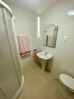 Un baño de Catedral del AOVE, centro histórico, espacioso y tranquilo