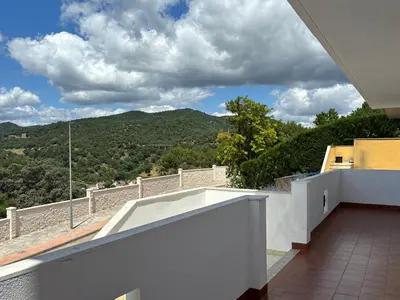 Vista general de una montaña o vista desde la villa