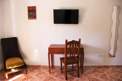 Una televisión o centro de entretenimiento en Hostal la zamora