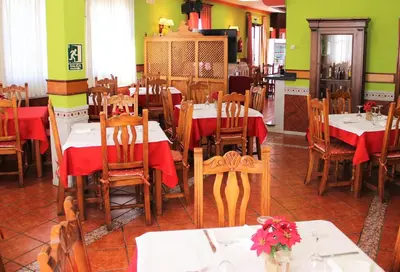 Un restaurante o sitio para comer en Hostal la zamora