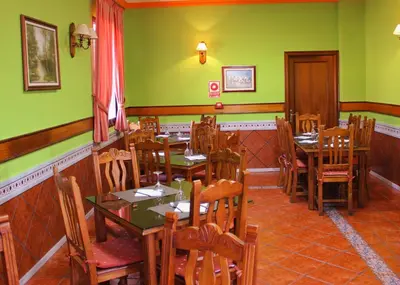 Un restaurante o sitio para comer en Hostal la zamora