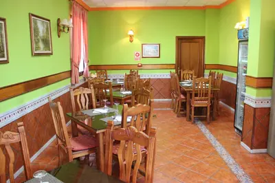 Un restaurante o sitio para comer en Hostal la zamora