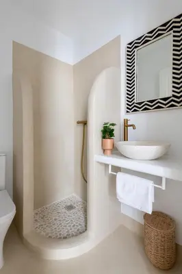 Un baño de Casa nueva con piscina privada y solárium