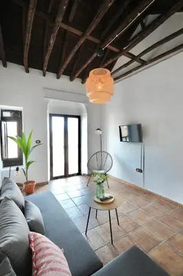 Una televisión o centro de entretenimiento en Romero Suites 3