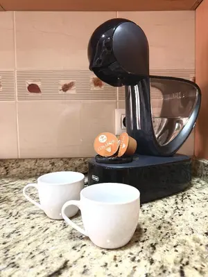 Utensilios para hacer té y café en Balcón del templo romano