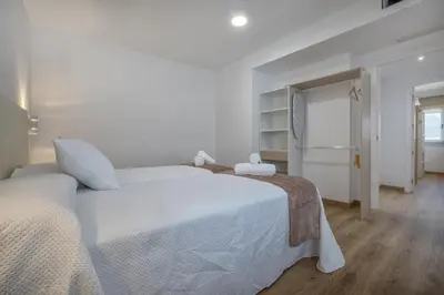 Cama o camas de una habitación en Apartamento Vizconde de Miranda & Parking incluido & Casco histórico