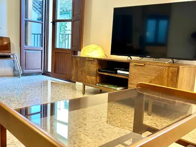Una televisión o centro de entretenimiento en Apartamento junto a la mezquita y el Guadalquivir