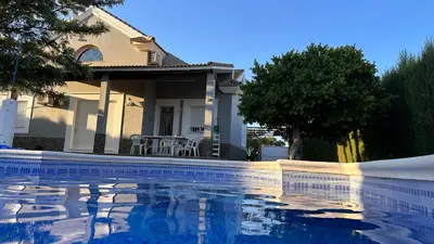 Piscina en o cerca de Chalet Californiano con Piscina