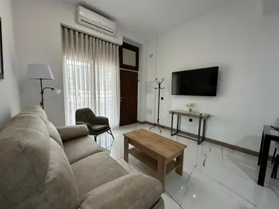 Una televisión o centro de entretenimiento en DS Ziryab Suites 5
