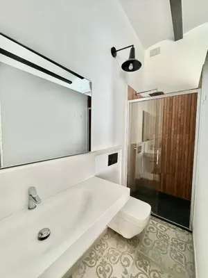 Un baño de Piso con patio,mascotas aptas