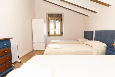Cama o camas de una habitación en Casa rural DOS ENCINAS