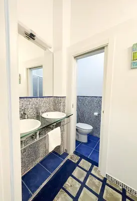 Un baño de Central Cozy Budget 2BR Apt with AC, 1 bath, Private Parking opt