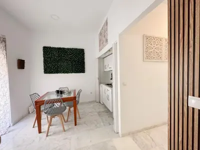 Una televisión o centro de entretenimiento en Central Cozy Budget 2BR Apt with AC, 1 bath, Private Parking opt